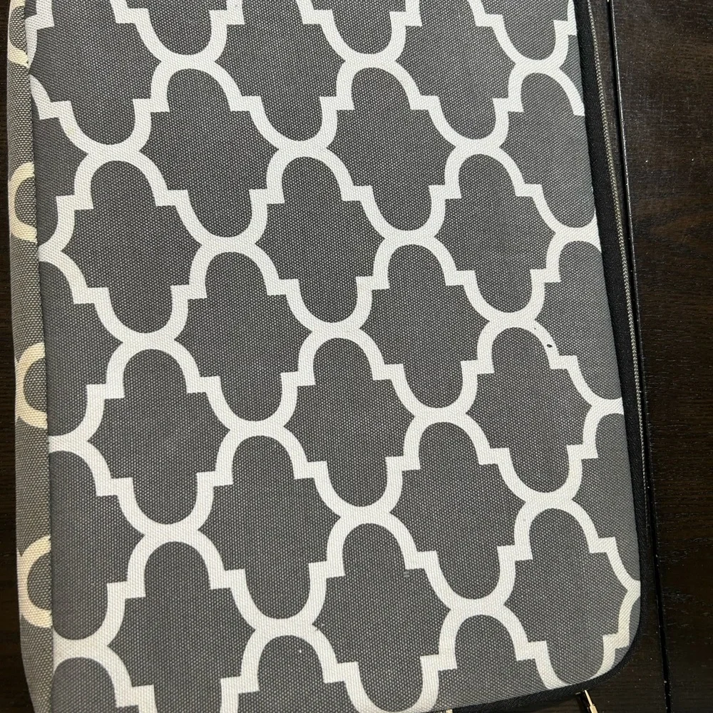 Cool Bell Gray and White Tablet/Laptop Padded Sleeve.